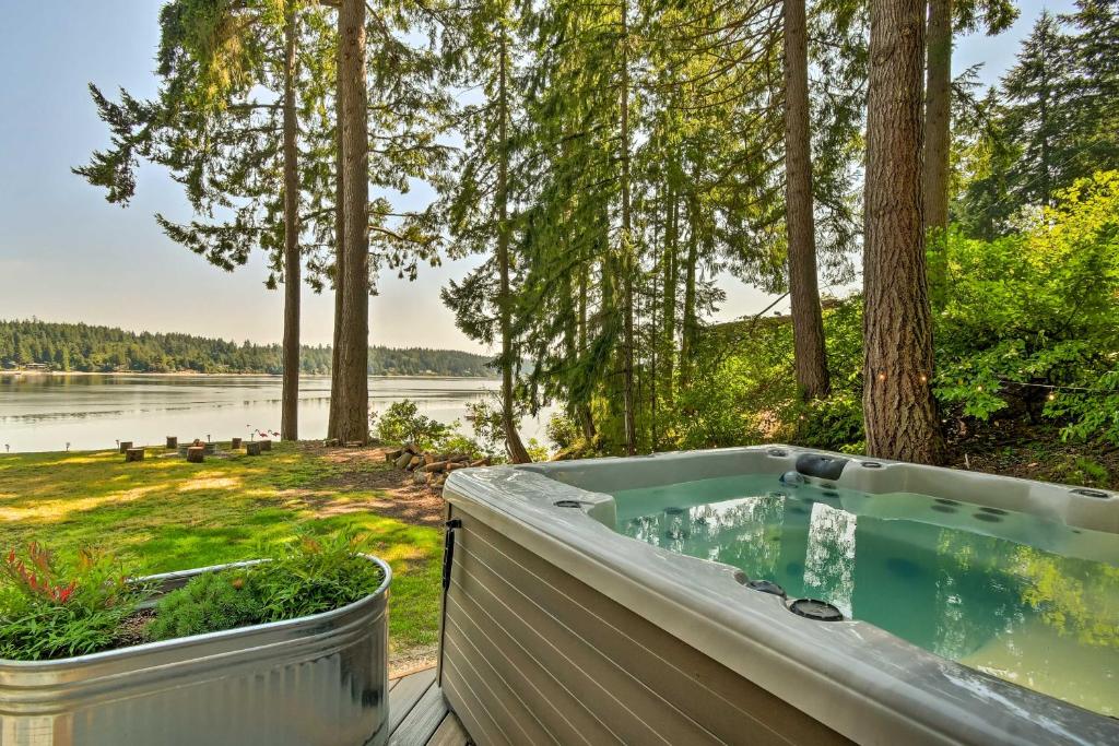 Dreamy Wooded Cabin with Private Beach and Kayaks!