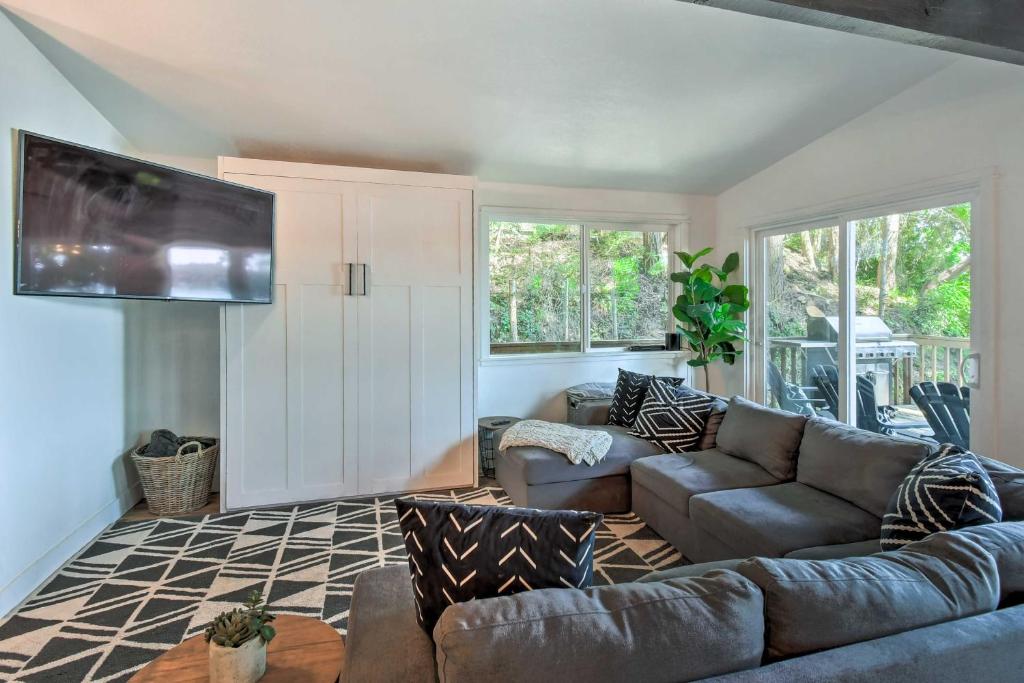 Dreamy Wooded Cabin with Private Beach and Kayaks! photo 4