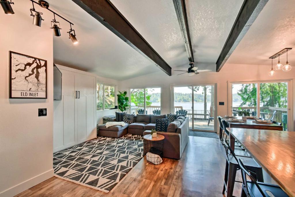Dreamy Wooded Cabin with Private Beach and Kayaks! photo 3
