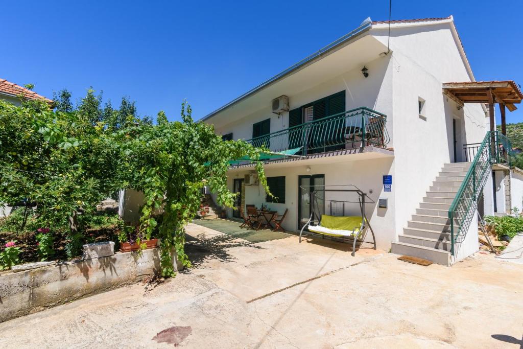 Apartments with a parking space Marina, Trogir - 14258 photo 1