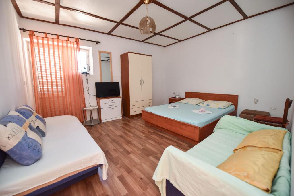 Holiday house with a parking space Kustici, Pag - 14438 photo 4