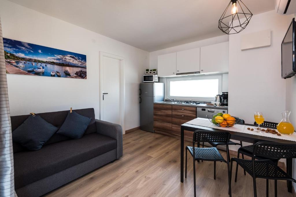 Apartments by the sea Pirovac, Sibenik - 16363 photo 4