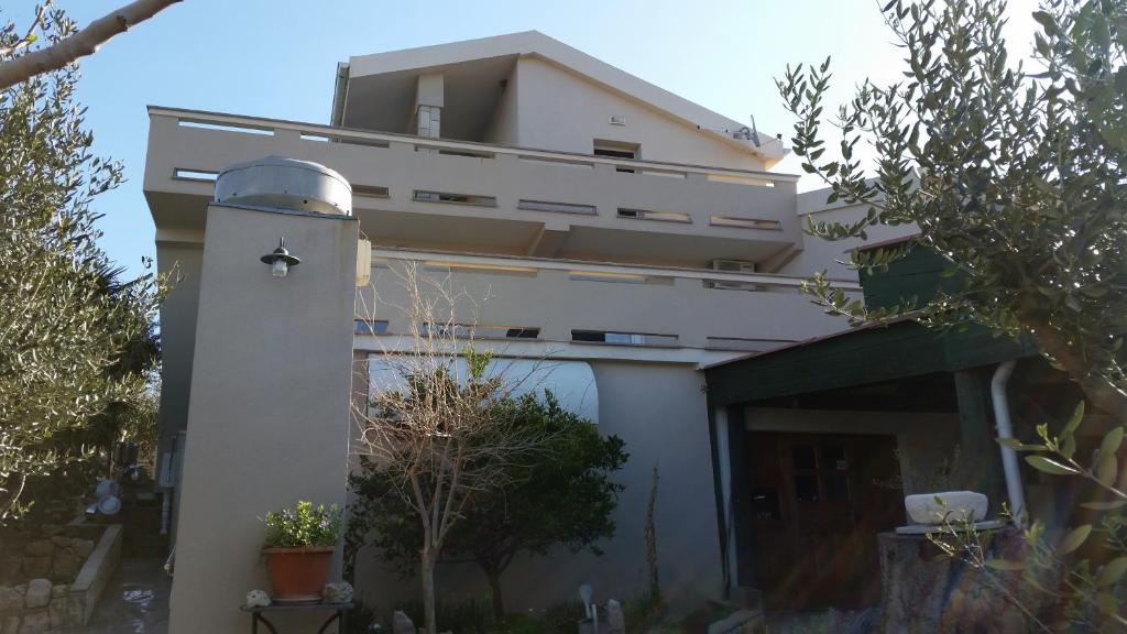 Apartments with a parking space Kolan, Pag - 16482 photo 1