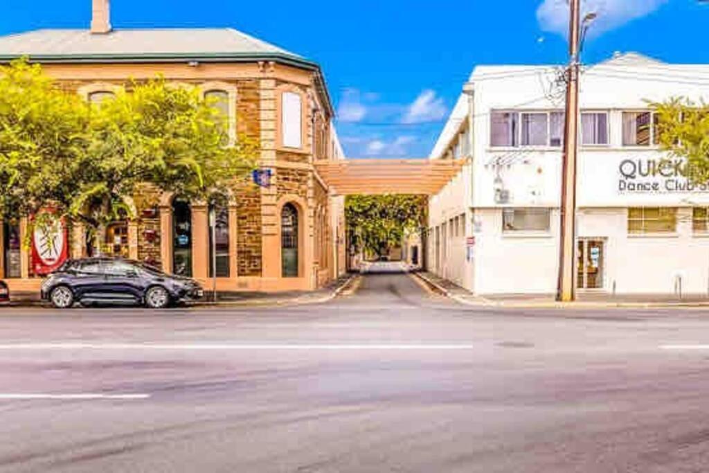 Studio 431/247 gouger st ex hotel room in city - Tap to explore photos