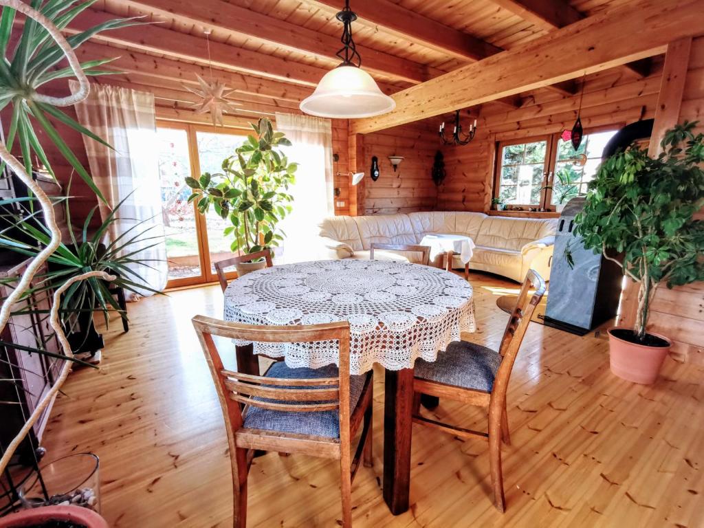 Gemütliches Blockhaus am Wald mit großem Garten photo 2