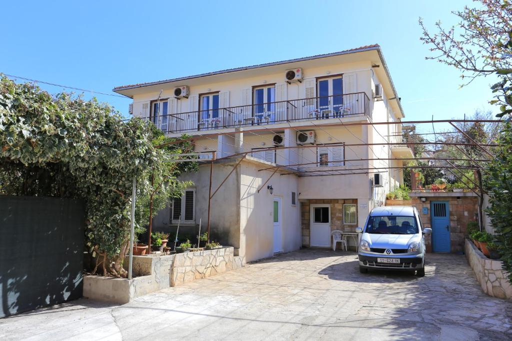 Apartments with a parking space Supetar, Brac - 16656 photo 1