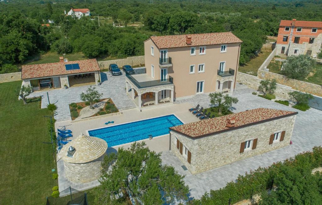 Luxury villa with a swimming pool Vodnjan, Fazana - 16867 photo 2