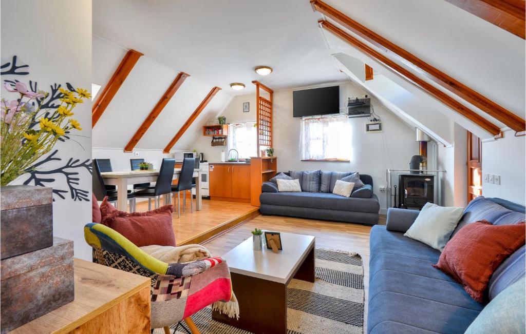Stunning Home In Vrhi Vinagorski With 2 Bedrooms, Wifi And Outdoor Swimming Pool photo 2