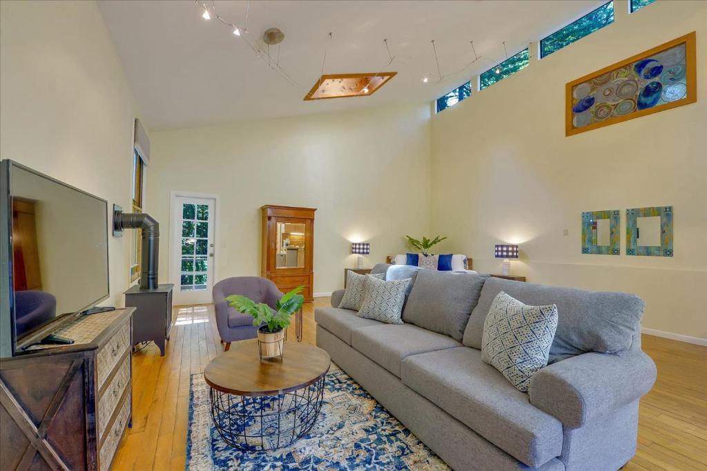 Entire Mountain Cottage Home - Restaurants Amazing Hiking & Biking Trails photo 2