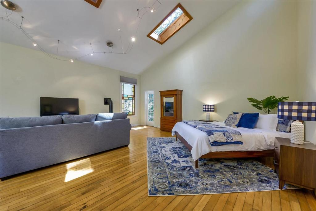 Entire Mountain Cottage Home - Restaurants Amazing Hiking & Biking Trails photo 1
