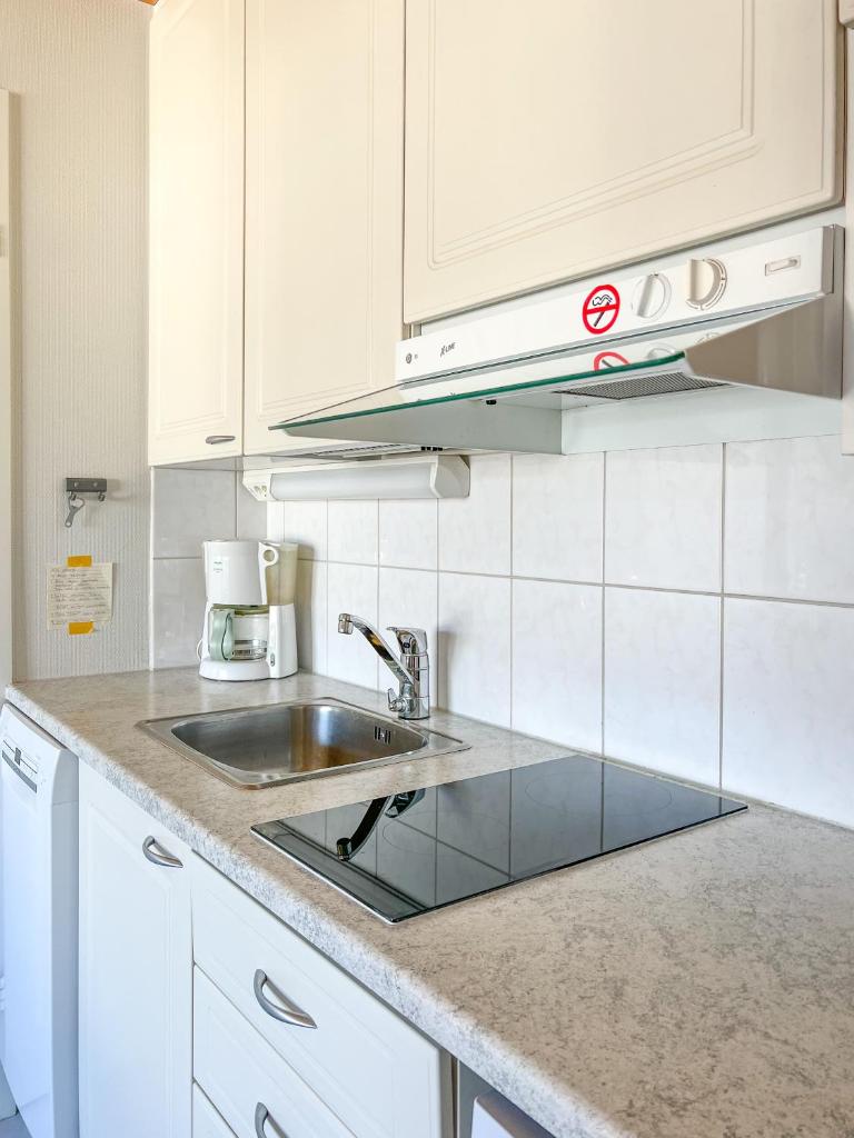 Spacious 2BD apt. central location and free wifi photo 3