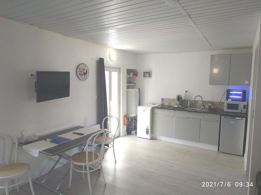 appartement Le Boulou centre ville pour 2 adultes-2 enfants- check in 17h-22h location curistes et vacanciers Juillet-aout réservation d'une semaine minimum photo 3