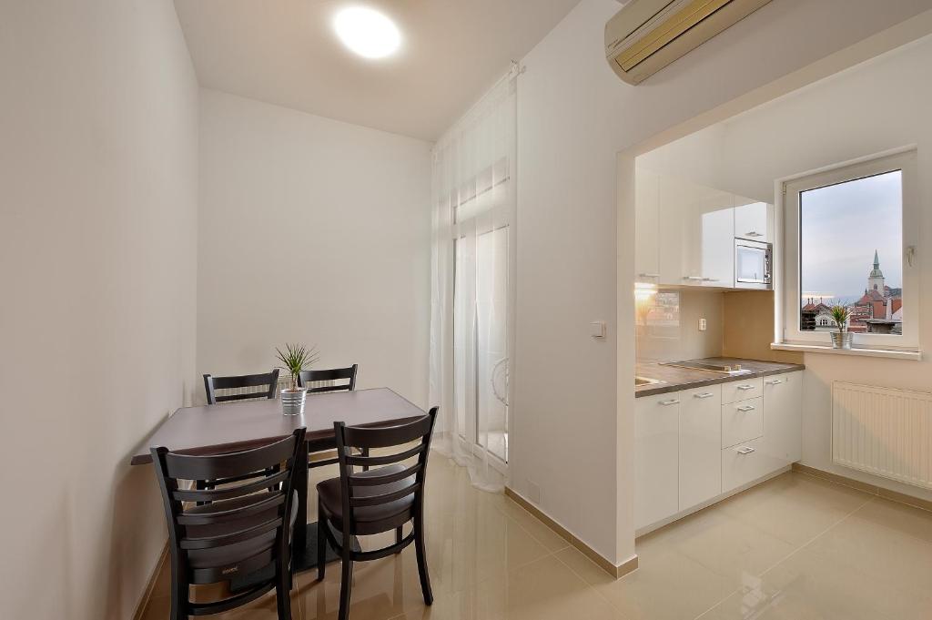Апартаменты (Апартаменты с 2 спальнями - Namestie SNP 21), Ambiente Serviced Apartments - Namestie SNP