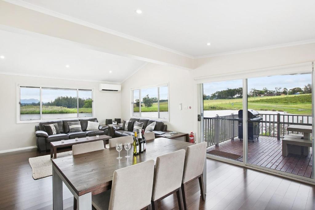 Romantic lakehouse set in a private vineyard in the Hunter Valley photo 2