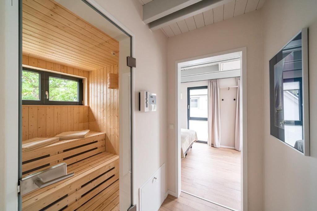 Wellness-Ferienhaus "Schlehe" mit Sauna, Kamin & Terrasse - ruhig am Ostseewald in Zingst - Tap to explore photos