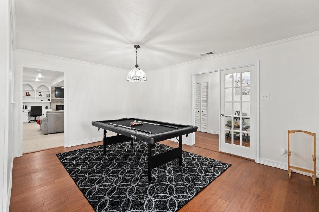Luxury Pool House Near Lake w Pool Table photo 4