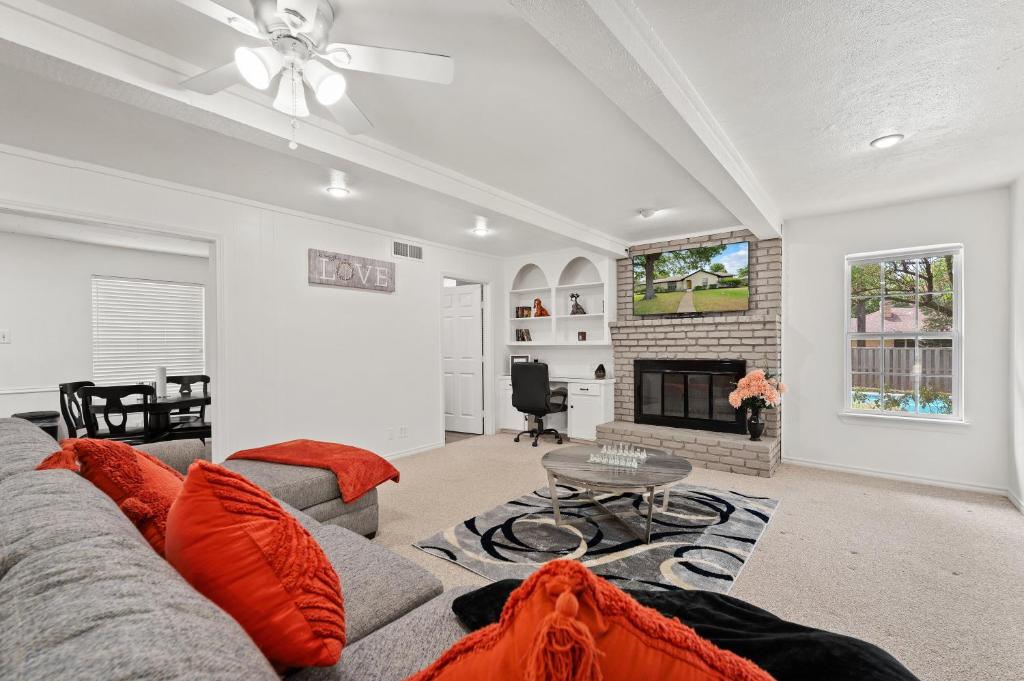 Luxury Pool House Near Lake w Pool Table photo 2