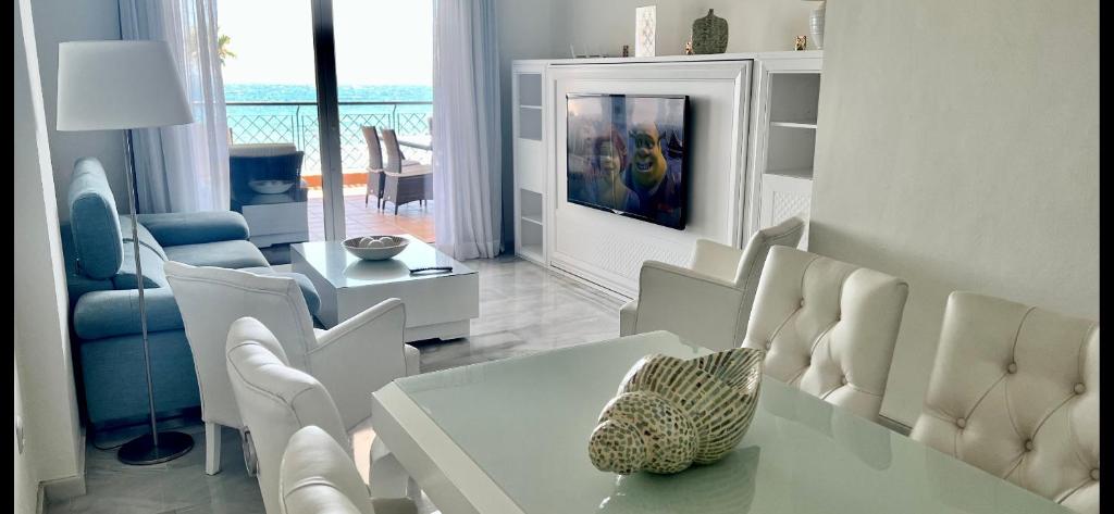 MI CAPRICHO C16 Luxury apartment on the beachfront - Tap to explore photos