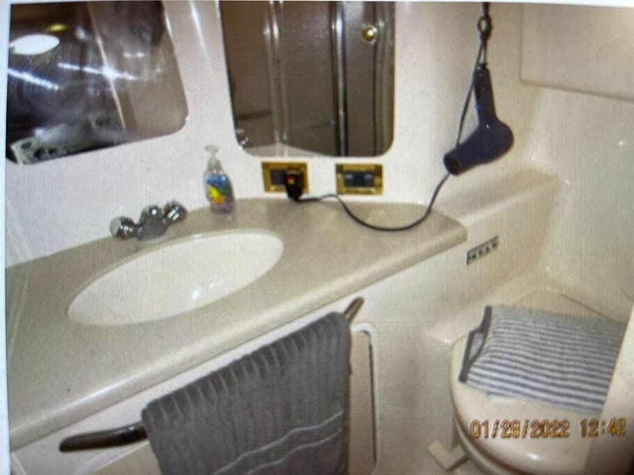 Delightful 2 Bdrm Sport Yacht with Pool photo 1