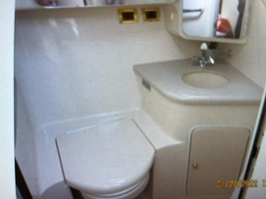 Delightful 2 Bdrm Sport Yacht with Pool photo 2