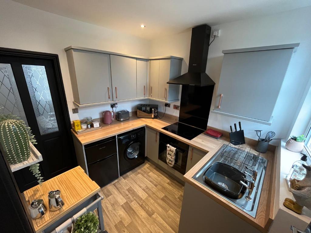 Contemporary & Chic inner terrace 5 mins from Barnsley town centre photo 2