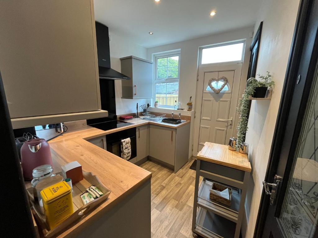 Contemporary & Chic inner terrace 5 mins from Barnsley town centre photo 3
