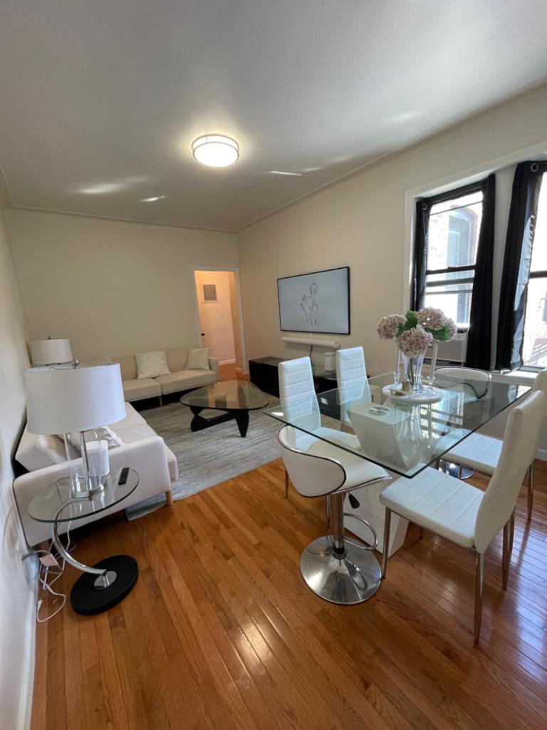 1BR Apt in Sunnyside 15 min to Manhattan image