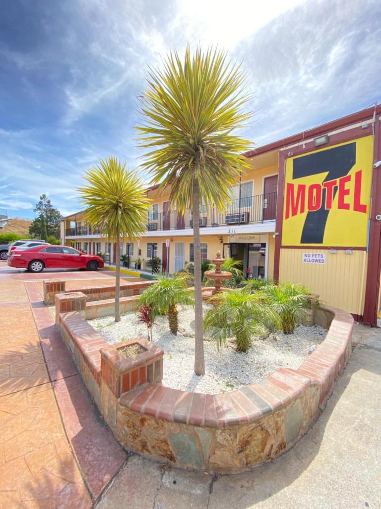Motel 7 image