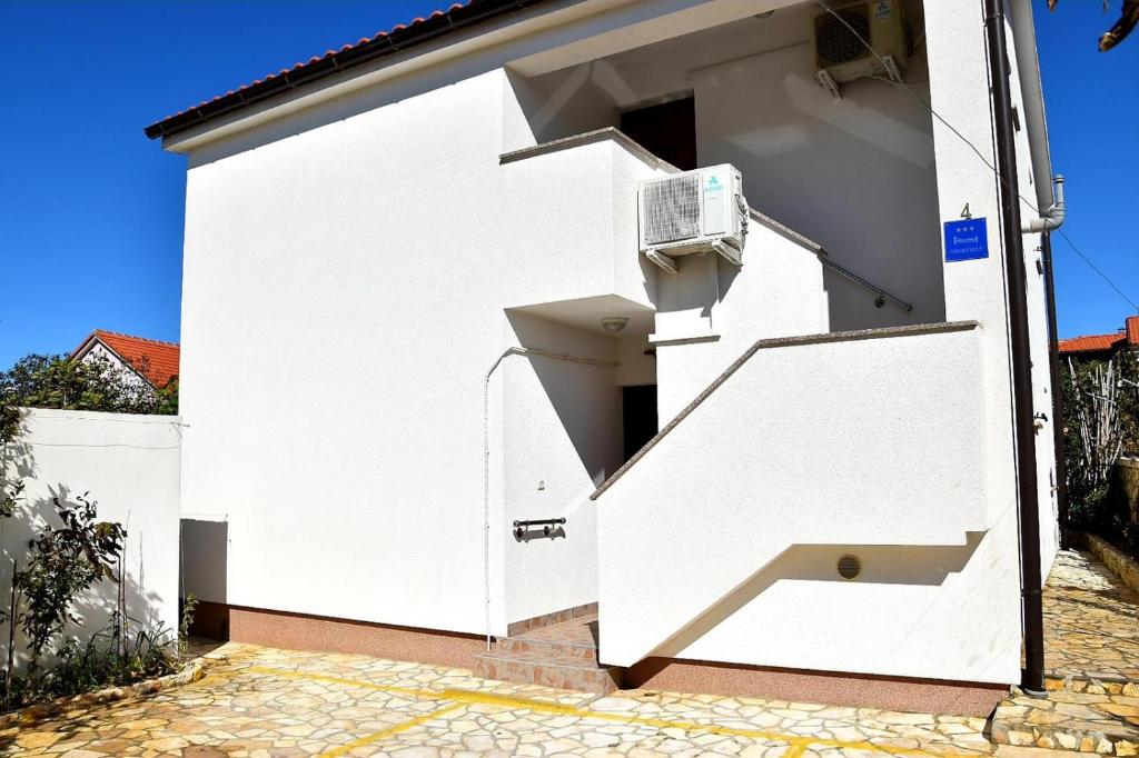 Apartments with a parking space Vrsi - Mulo, Zadar - 18849 photo 1