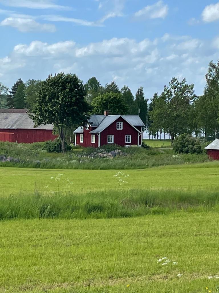 Charmigt hus nära sjön i mycket vacker miljö photo 1