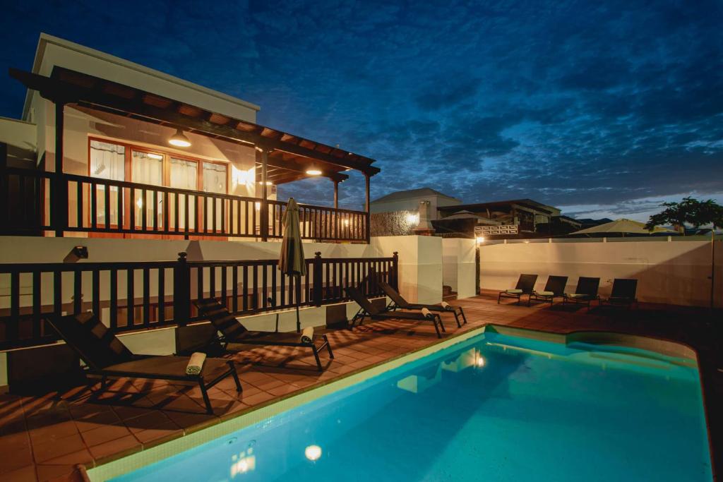 Stylish 6 Bedroom Villa Princesa - Hot Tub - Heated Pool - Near Beach & Waterparks photo 1