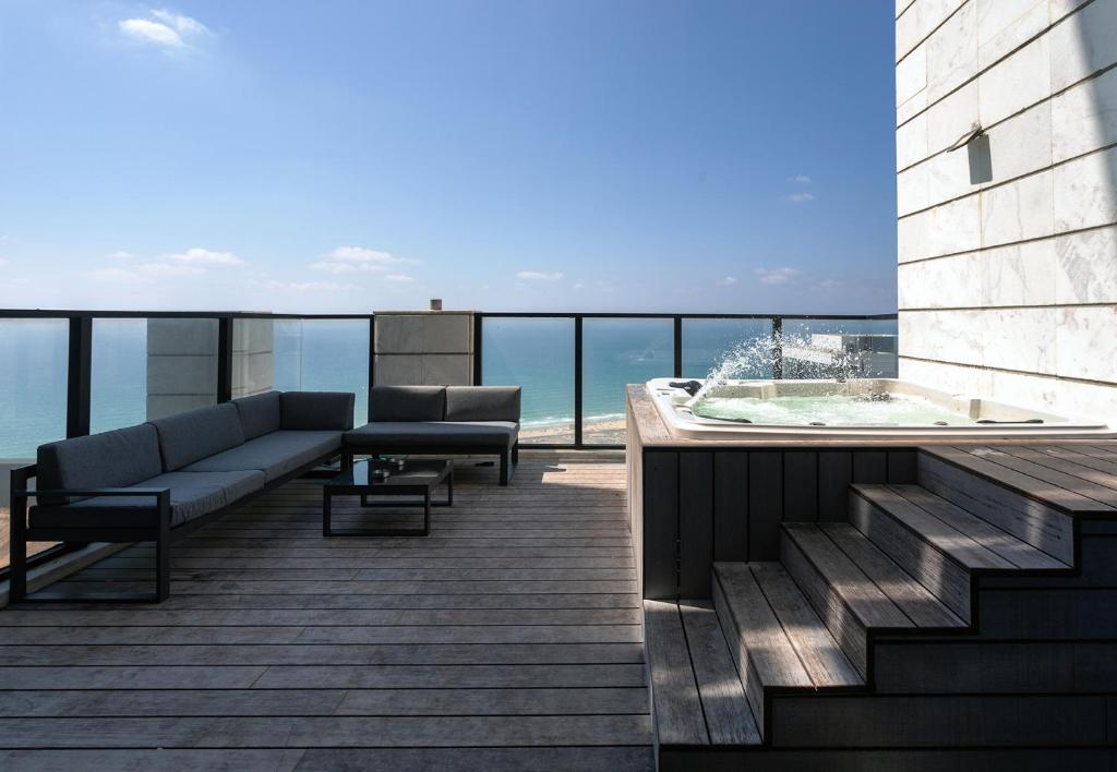YalaRent sea-breeze penthouse with jacuzzi