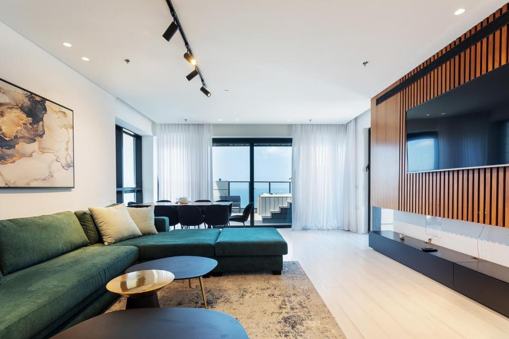 YalaRent sea-breeze penthouse with jacuzzi photo 2