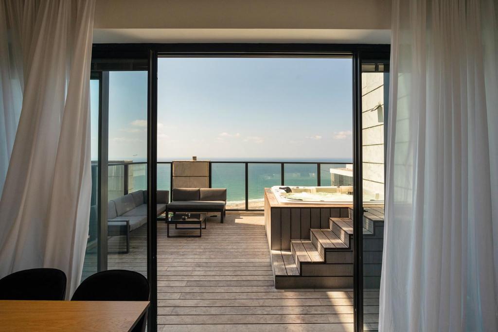 YalaRent sea-breeze penthouse with jacuzzi photo 1