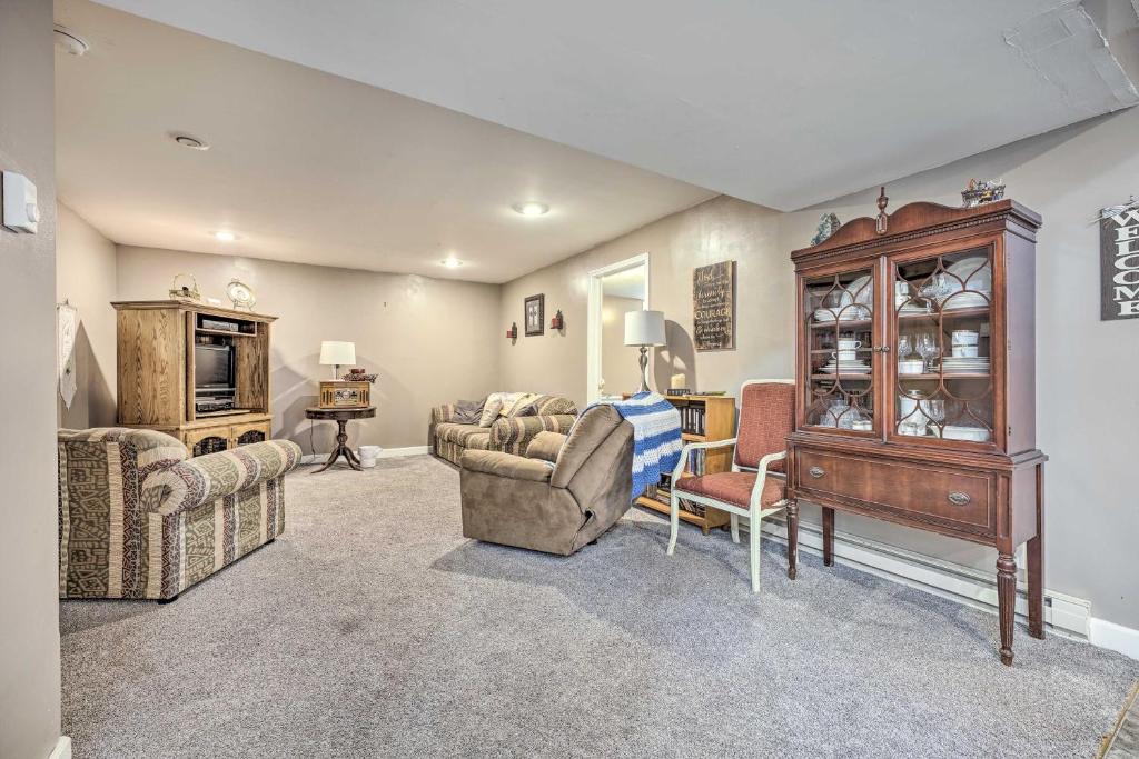 Lovely 3- bedroom apartment with street parking. photo 2