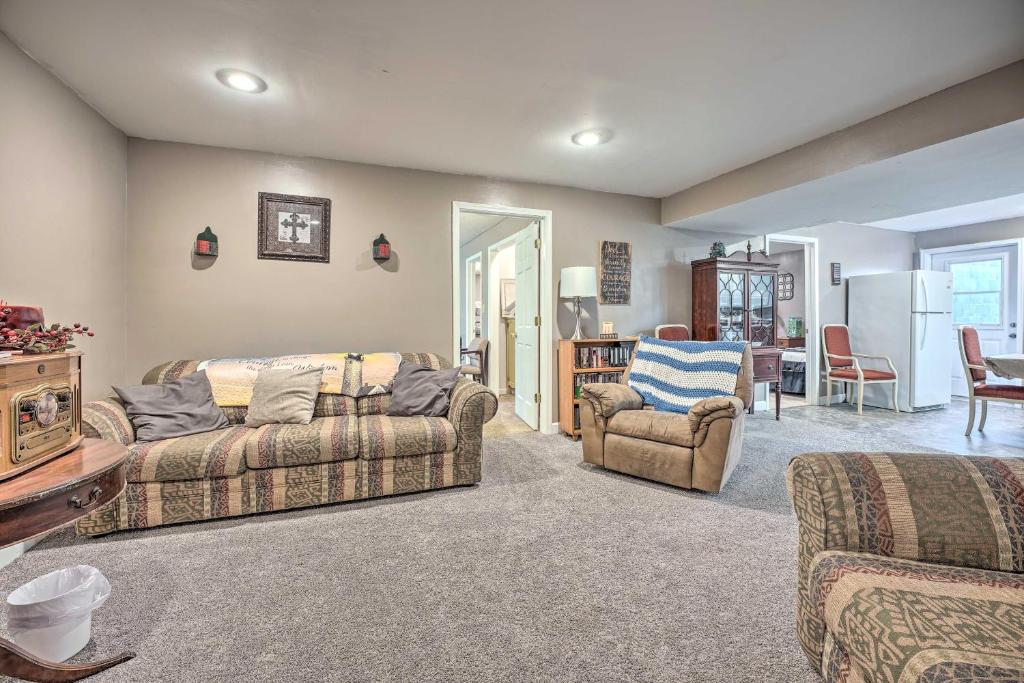 Lovely 3- bedroom apartment with street parking. photo 1