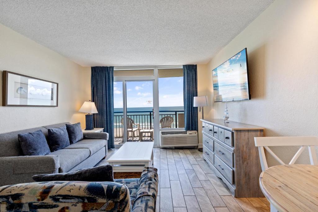 Boardwalk Resort Beachfront Condo by Hosteeva