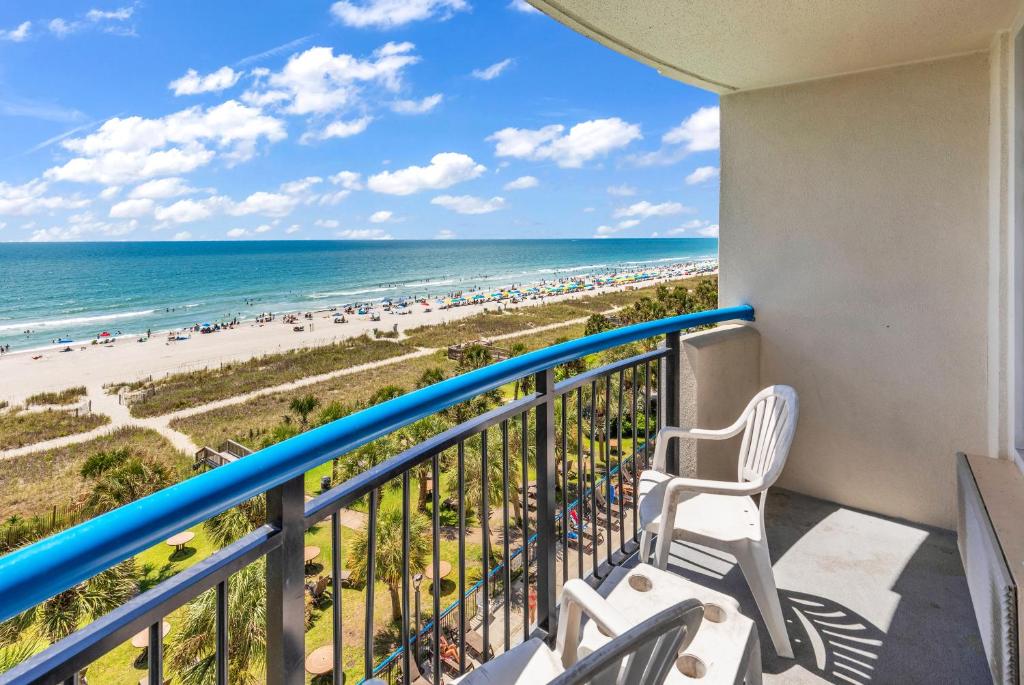 Boardwalk Resort Beachfront Condo by Hosteeva photo 1