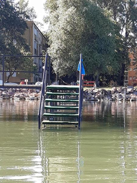 Vízparti gyermekbarát teljesen felújított Apartman, őrzött, saját strand, parkoló, étterem photo 3