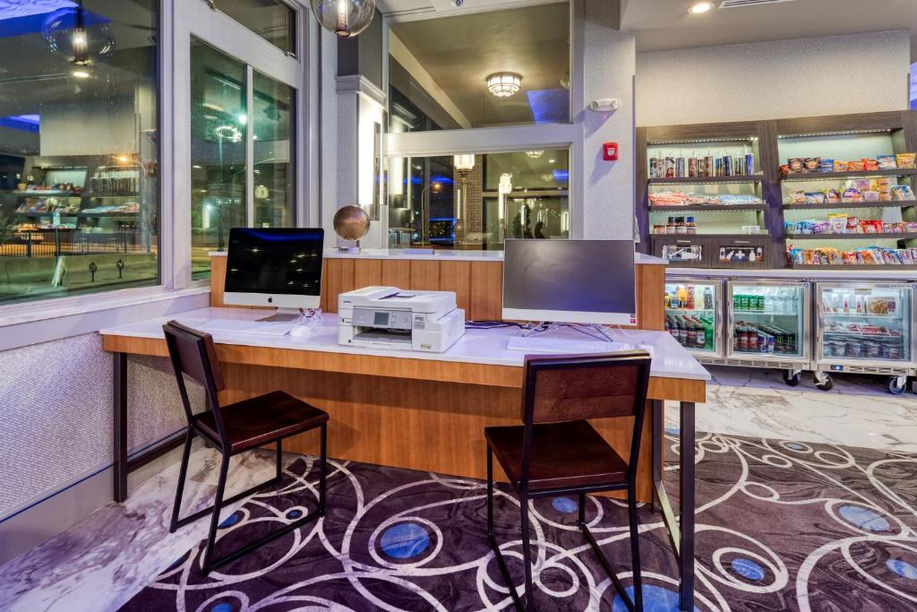 Holiday Inn Express - Kansas City Downtown, an IHG Hotel photo 2