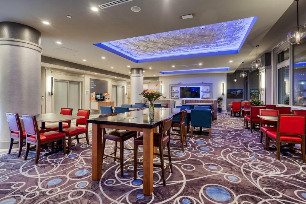 Holiday Inn Express - Kansas City Downtown, an IHG Hotel photo 3