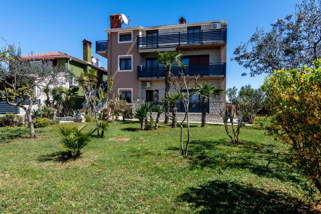 Family friendly apartments with a swimming pool Valbandon, Fazana - 2201 photo 1