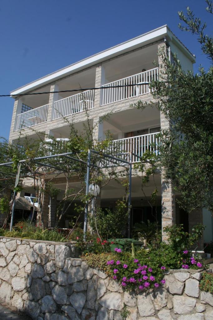Rooms by the sea Jakisnica, Pag - 4076 photo 1
