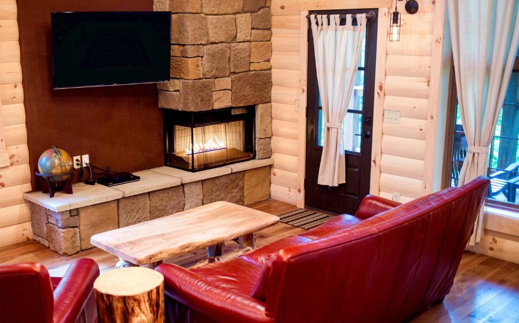 Cricket Hill Treehouse by Amish Country Lodging photo 4