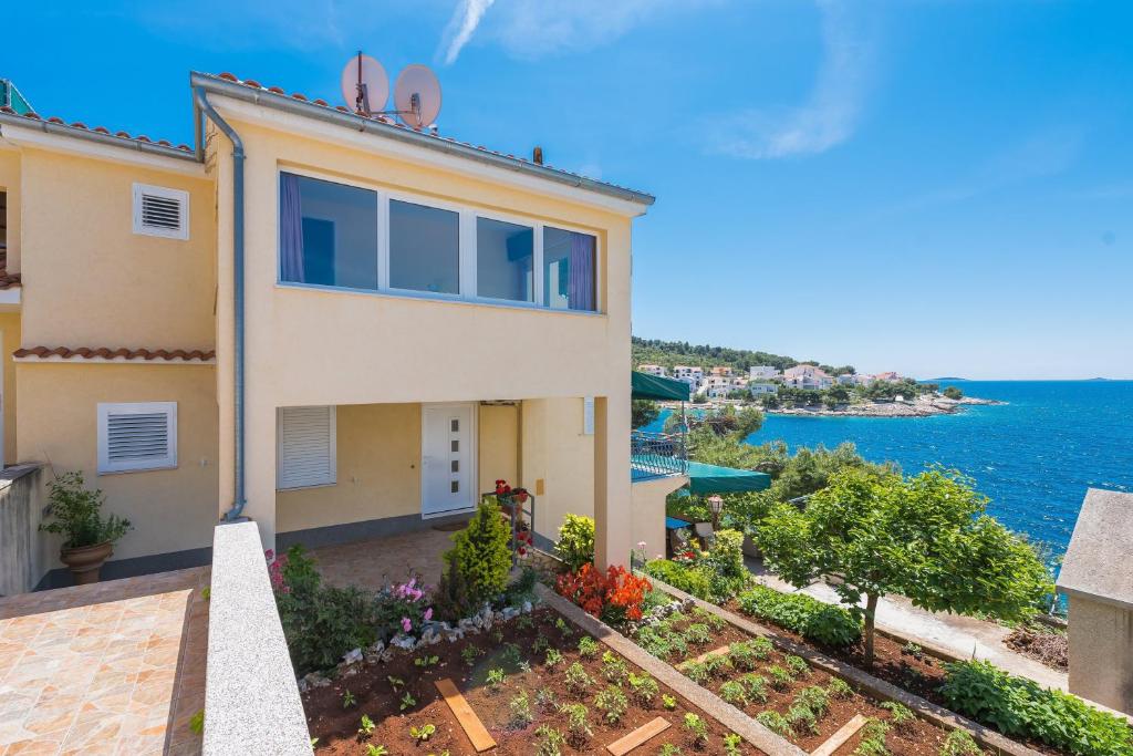 Apartments by the sea Bilo, Primosten - 4176 photo 1