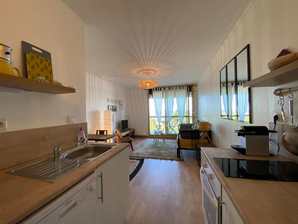 Studio équipée et balcon avec vue dégagée photo 2
