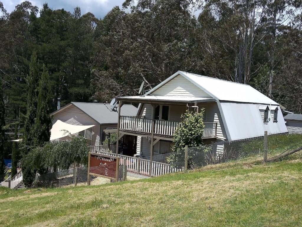 Beautiful Dutch Barn style country house in Merrijig (base of Mt Buller). photo 3