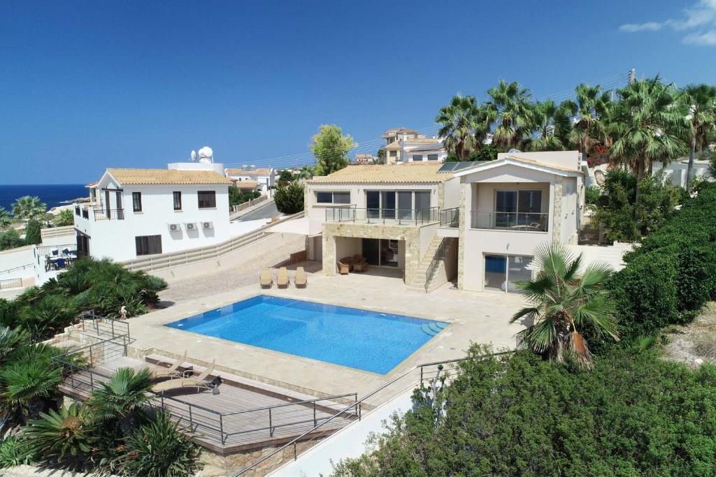 Seafront 5 Bedroom Villa Paradise in Sea Caves photo 4