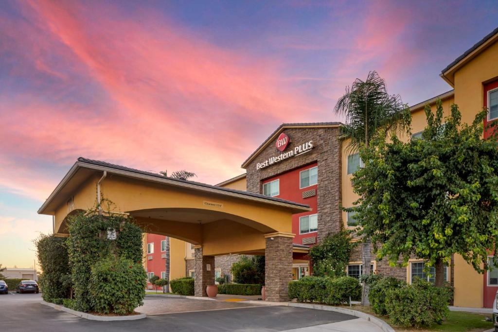 Best Western Plus Wasco Inn & Suites image