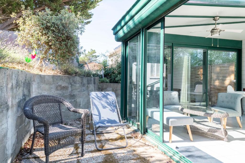 Maison a trois cents metre de la plage avec veranda lumineuse pour huit personnes photo 1